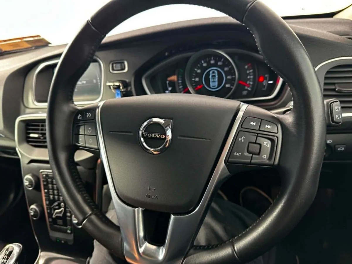 Volvo V40 Hatchback, Petrol, 2017, Blue