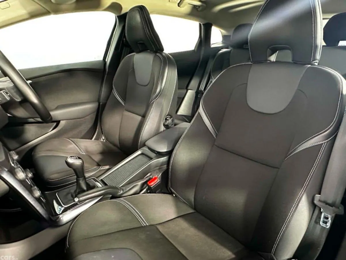 Volvo V40 Hatchback, Petrol, 2017, Blue