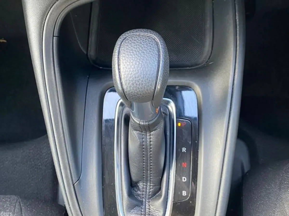Honda HR-V Hatchback, Petrol Hybrid, 2022, White