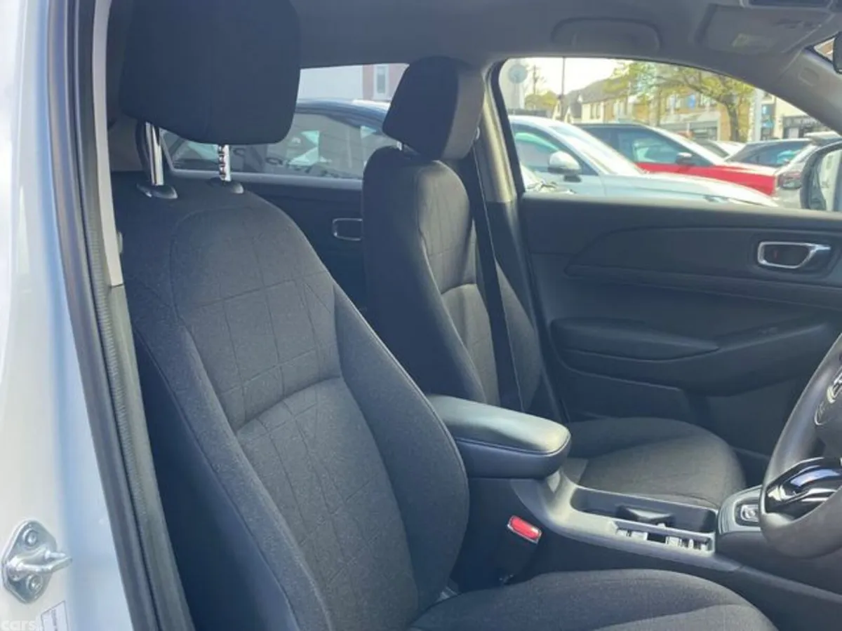 Honda HR-V Hatchback, Petrol Hybrid, 2022, White