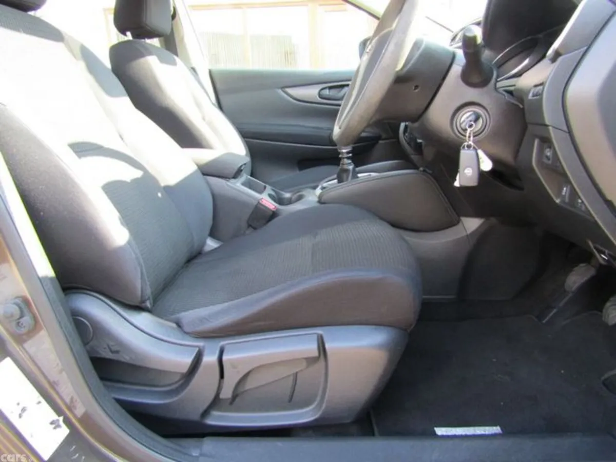 Nissan Qashqai MPV, Petrol, 2016, Brown