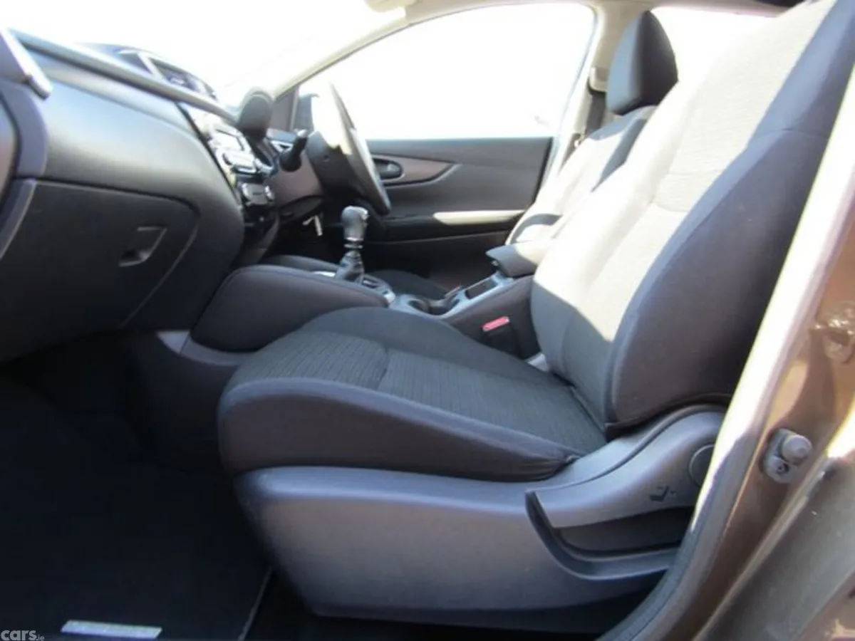 Nissan Qashqai MPV, Petrol, 2016, Brown