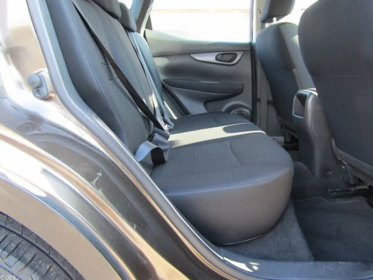 Nissan Qashqai MPV, Petrol, 2016, Brown
