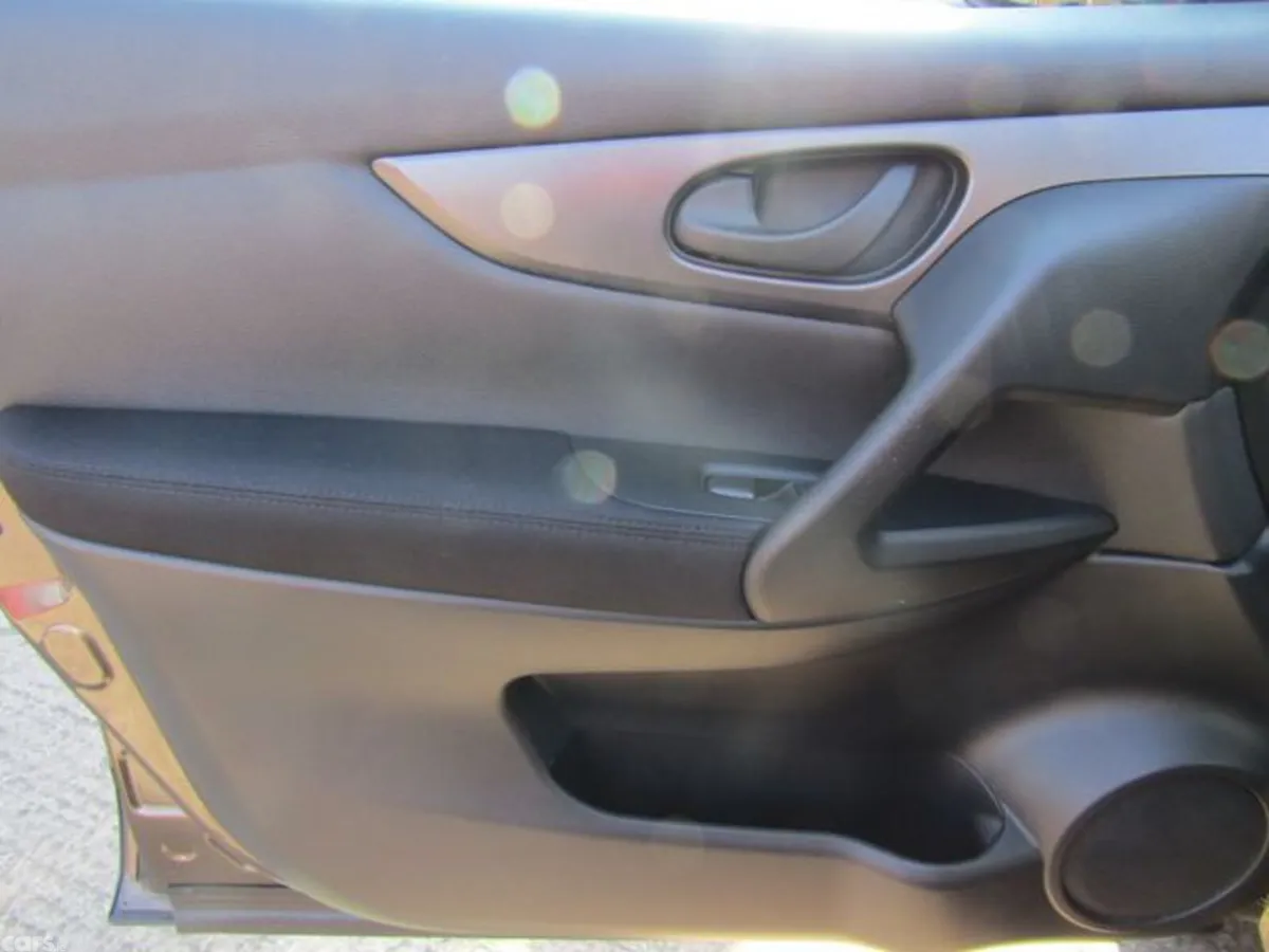 Nissan Qashqai MPV, Petrol, 2016, Brown