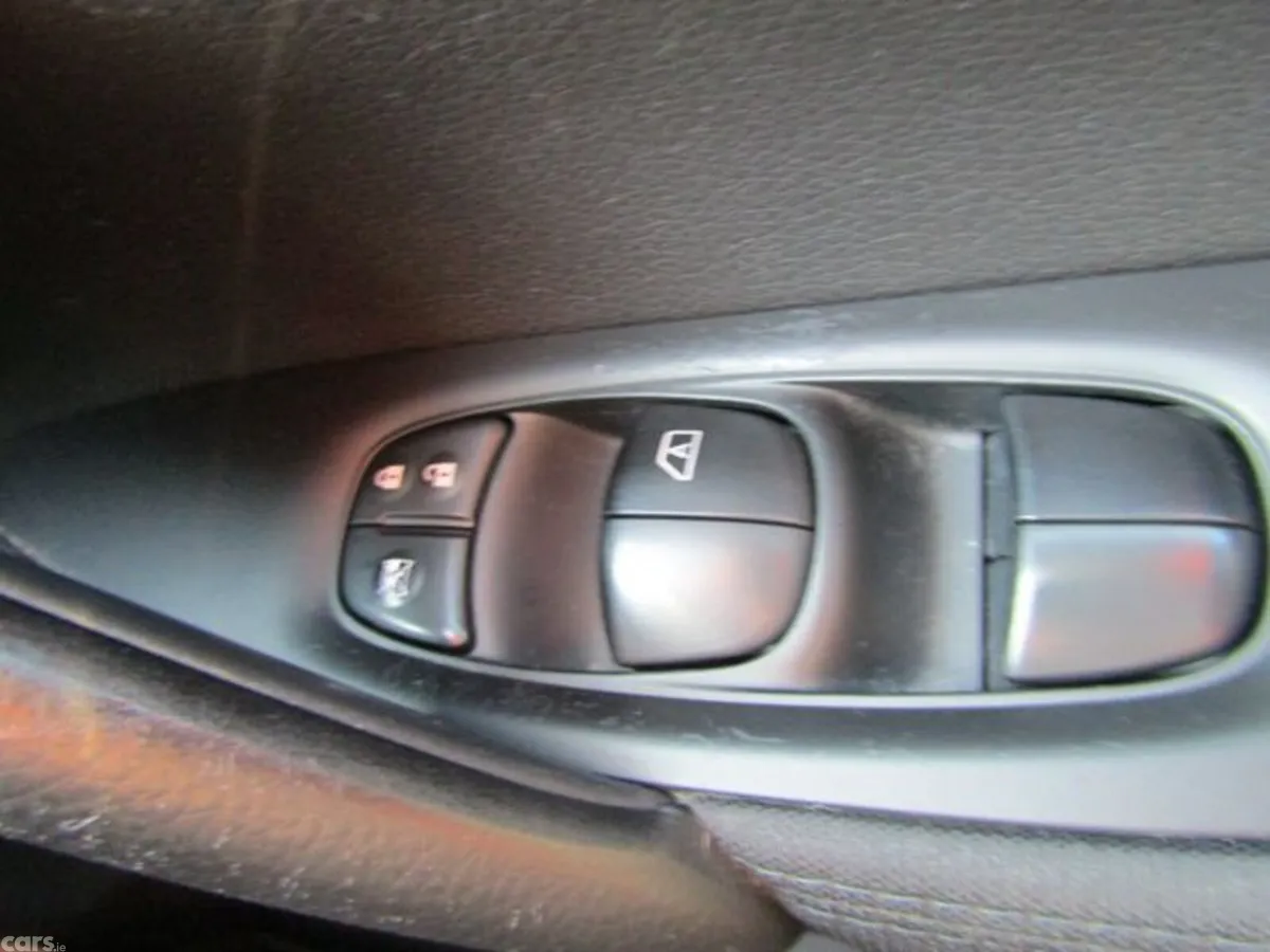 Nissan Qashqai MPV, Petrol, 2016, Brown