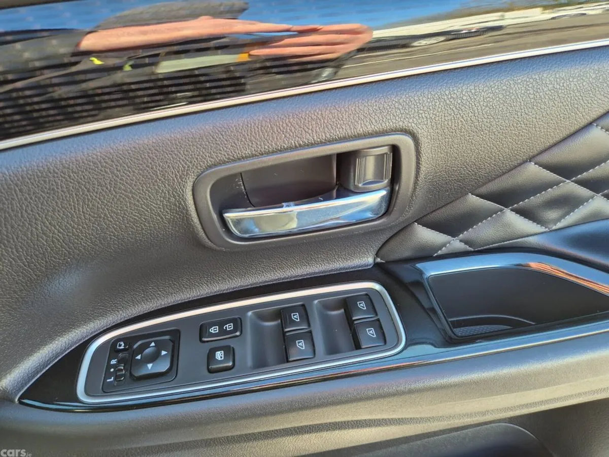 Mitsubishi Outlander Estate, Petrol Plug-in Hybrid, 2021, Black