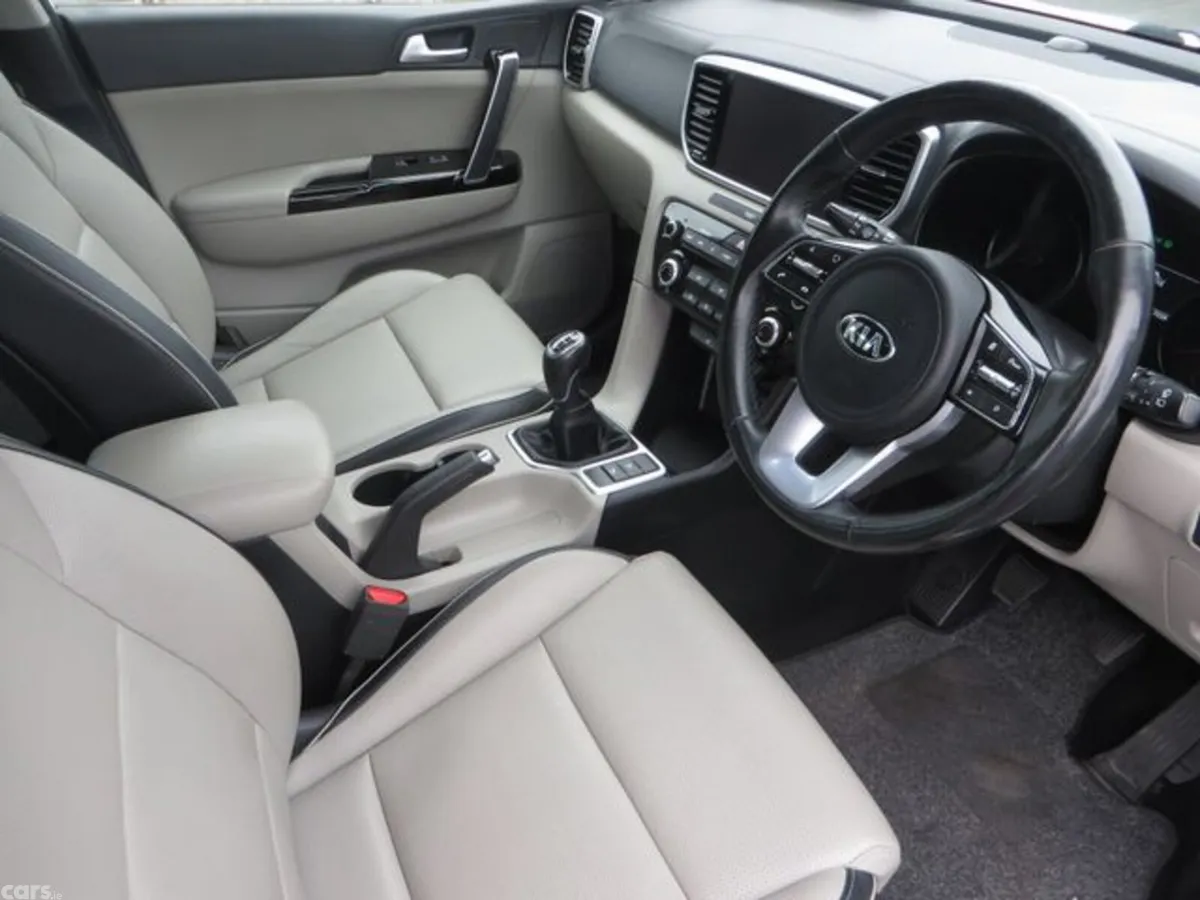 Kia Sportage MPV, Diesel Hybrid, 2021, White