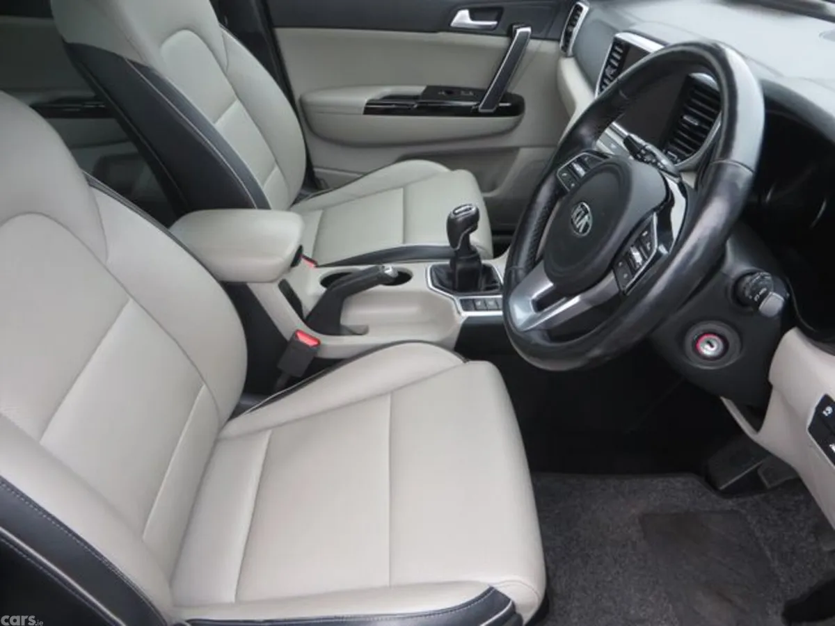 Kia Sportage MPV, Diesel Hybrid, 2021, White