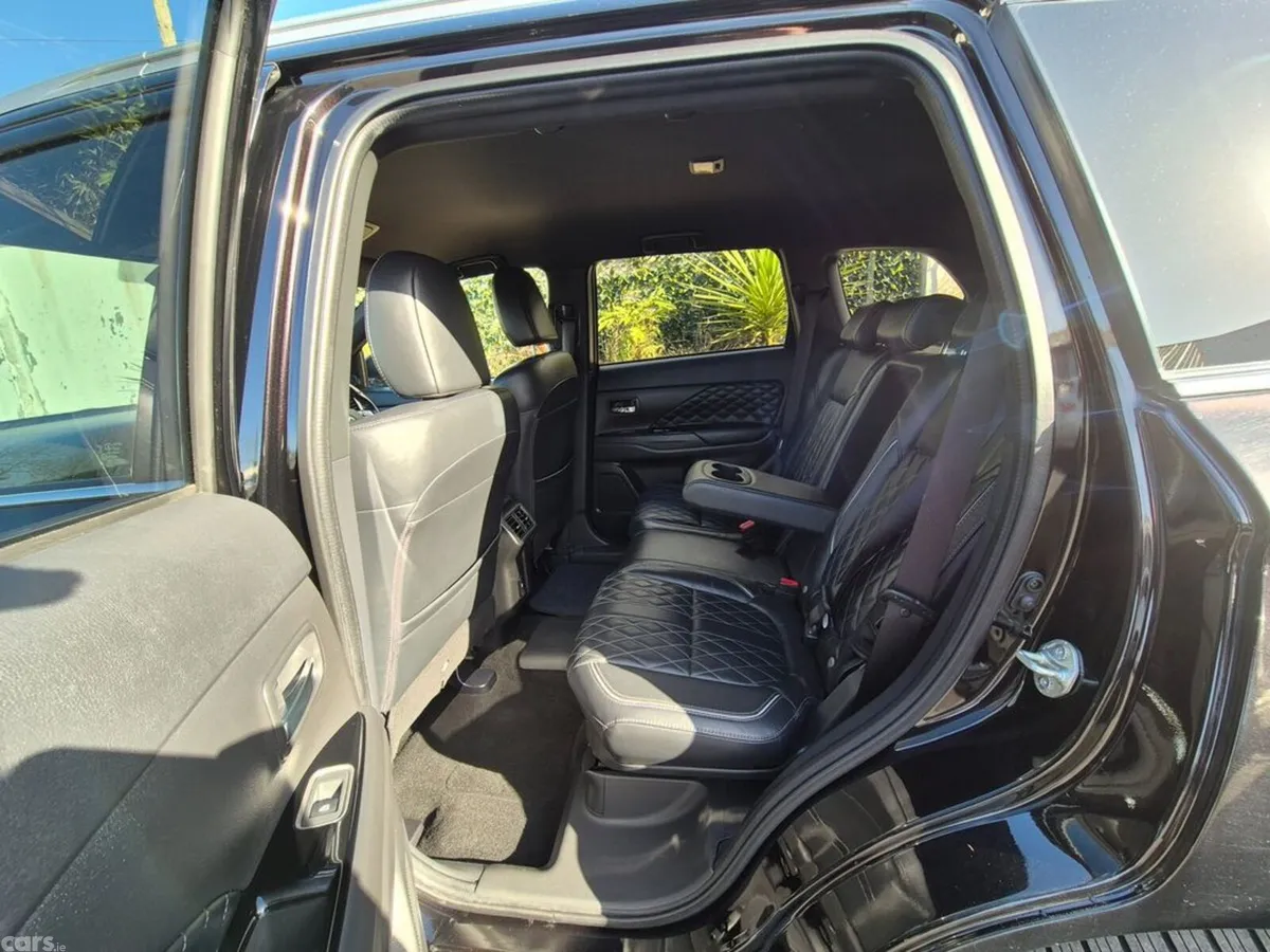 Mitsubishi Outlander Estate, Petrol Plug-in Hybrid, 2021, Black