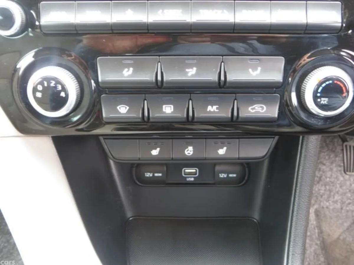 Kia Sportage MPV, Diesel Hybrid, 2021, White