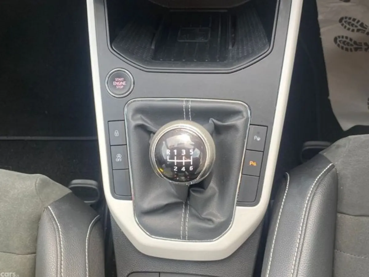 SEAT Arona Hatchback, Petrol, 2019, Red