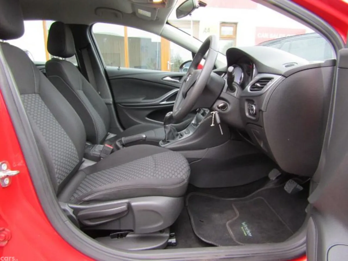 Opel Astra Hatchback, Petrol, 2017, Red
