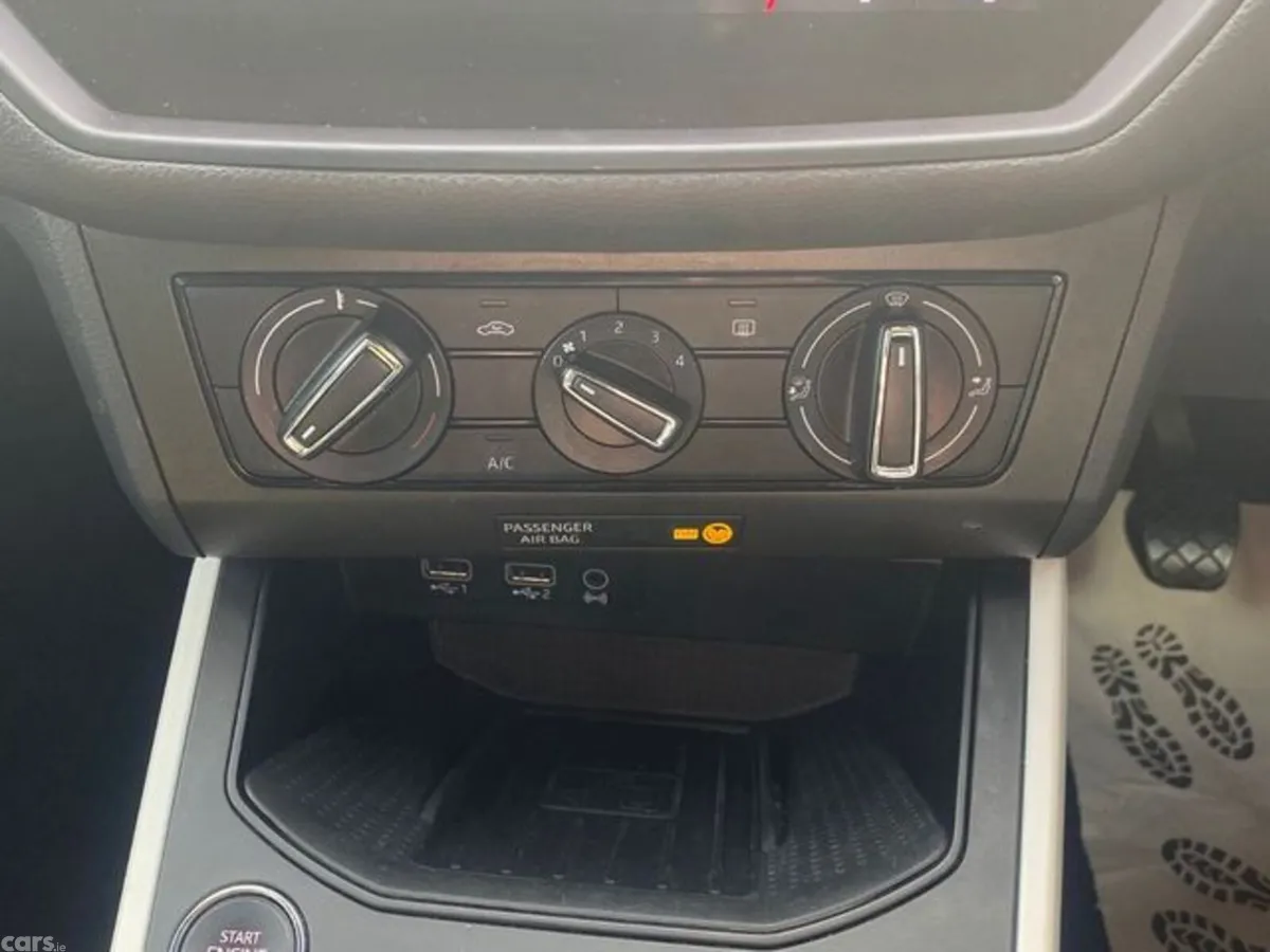 SEAT Arona Hatchback, Petrol, 2019, Red