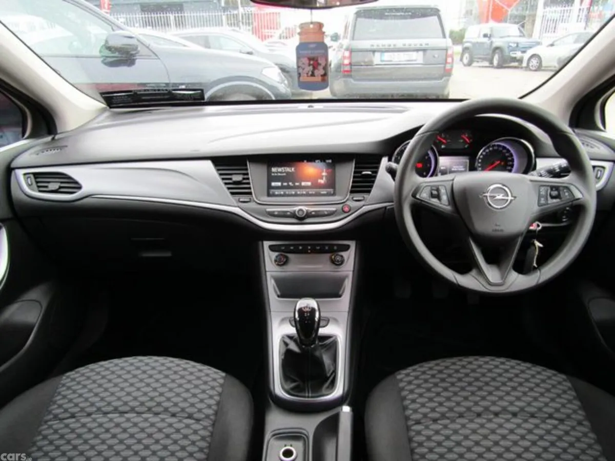 Opel Astra Hatchback, Petrol, 2017, Red