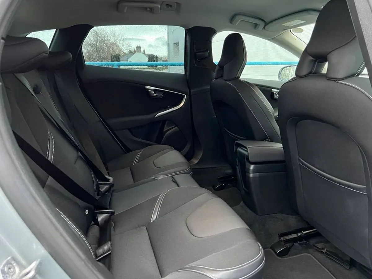 Volvo V40 Hatchback, Diesel, 2018, Silver