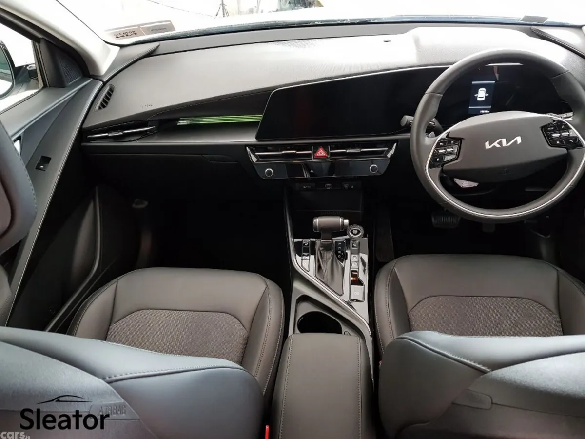 Kia Niro MPV, Petrol Plug-in Hybrid, 2023, White