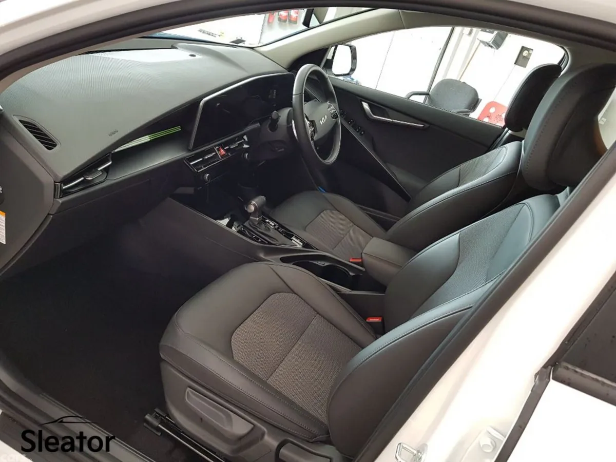 Kia Niro MPV, Petrol Plug-in Hybrid, 2023, White
