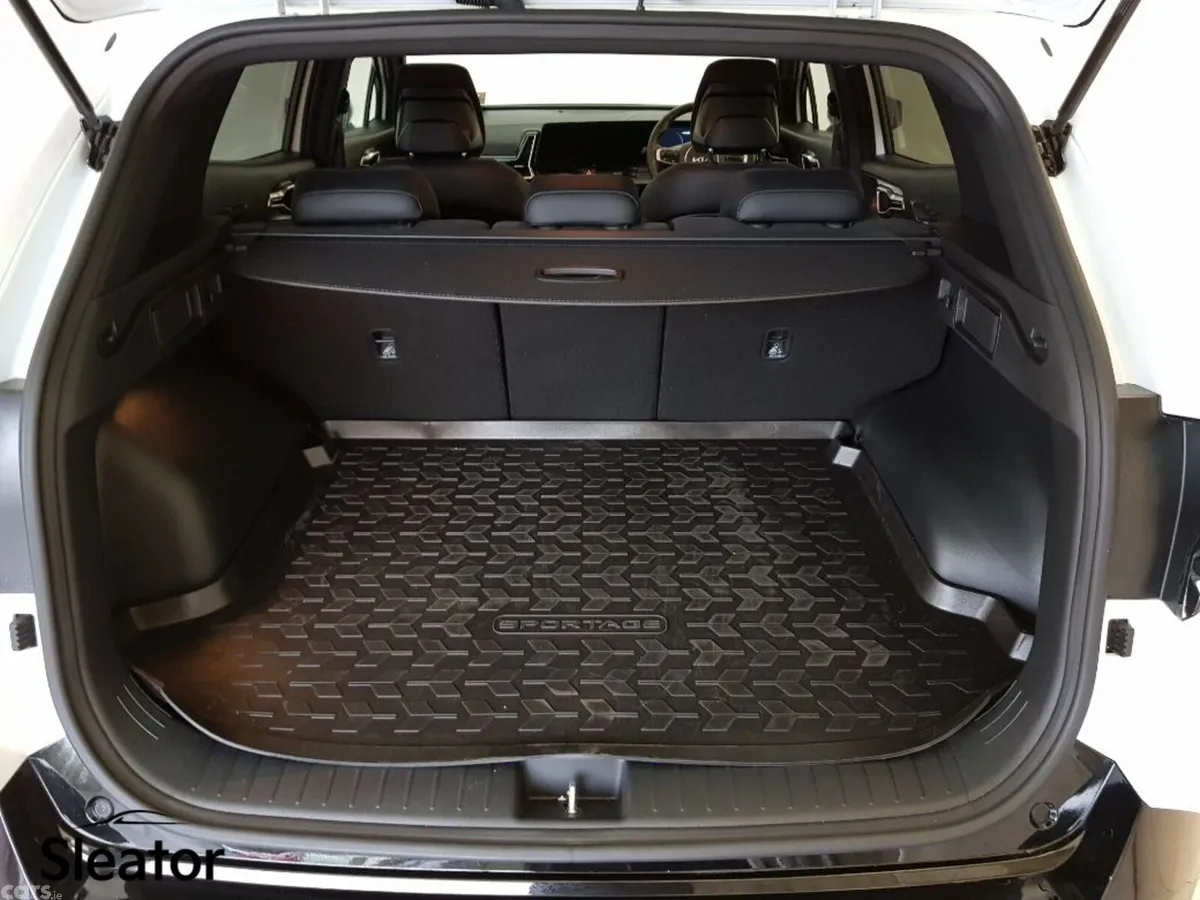 Kia Sportage MPV, Petrol Hybrid, 2025, White