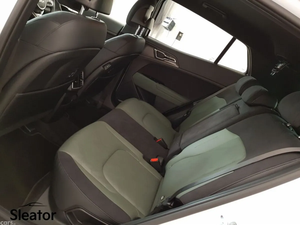 Kia Sportage MPV, Petrol Hybrid, 2025, White