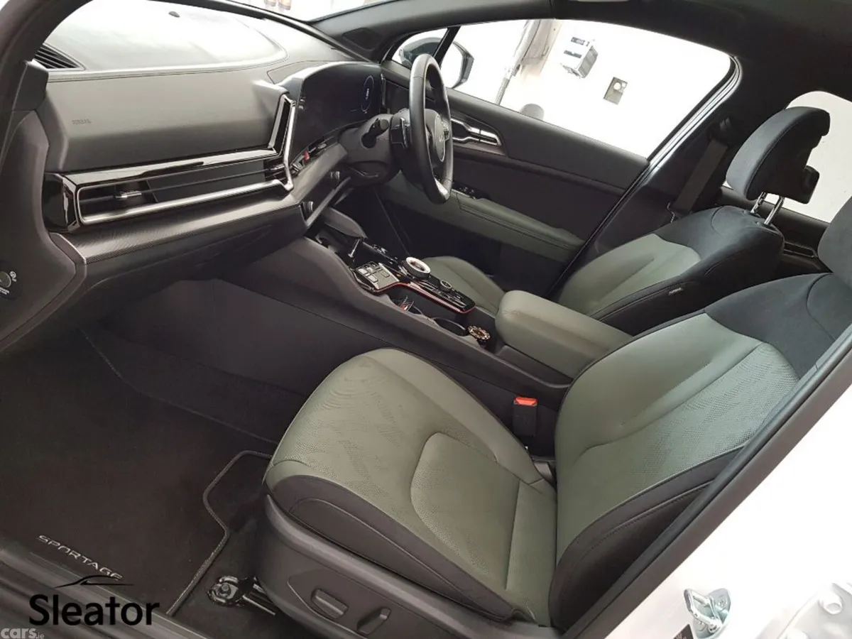 Kia Sportage MPV, Petrol Hybrid, 2025, White