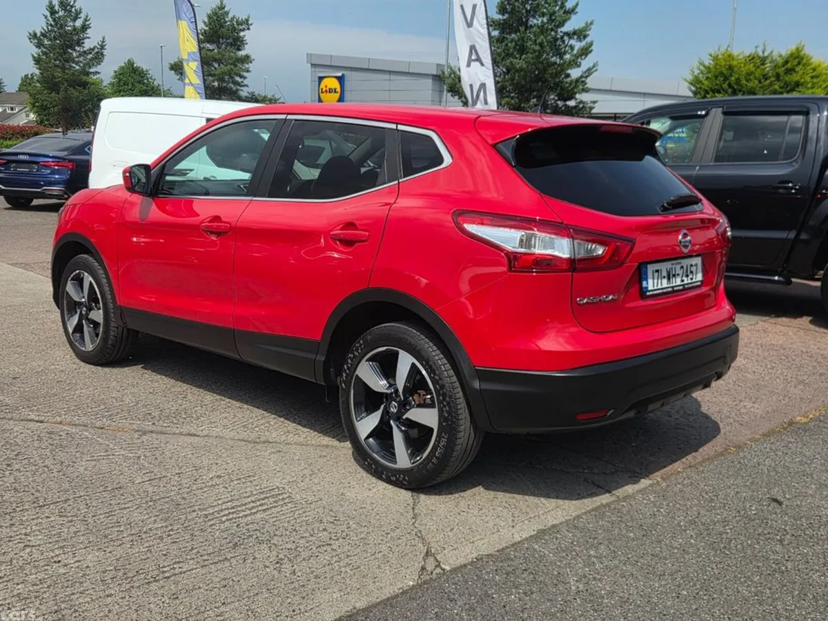 Nissan Qashqai Hatchback, Diesel, 2017, Red