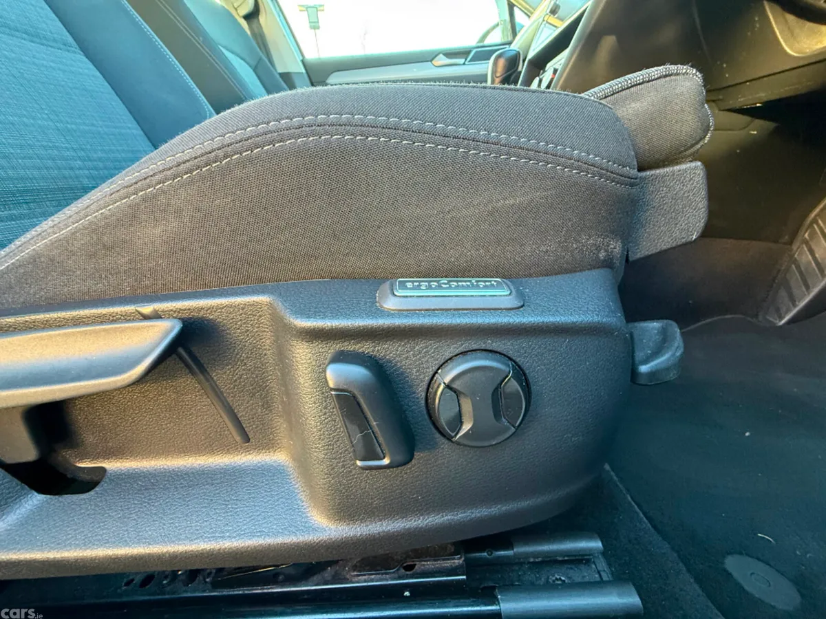Volkswagen Passat Saloon, Diesel, 2019, Grey