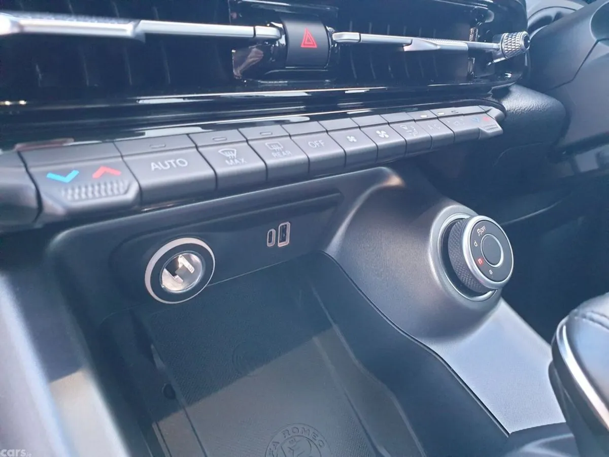 Alfa Romeo Tonale Hatchback, Petrol, 2024, Blue