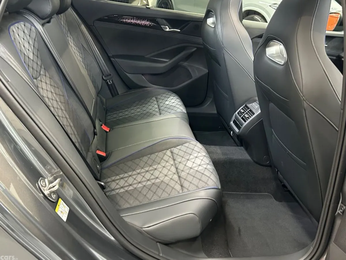 Volkswagen Passat Estate, Petrol Hybrid, 2025, Grey