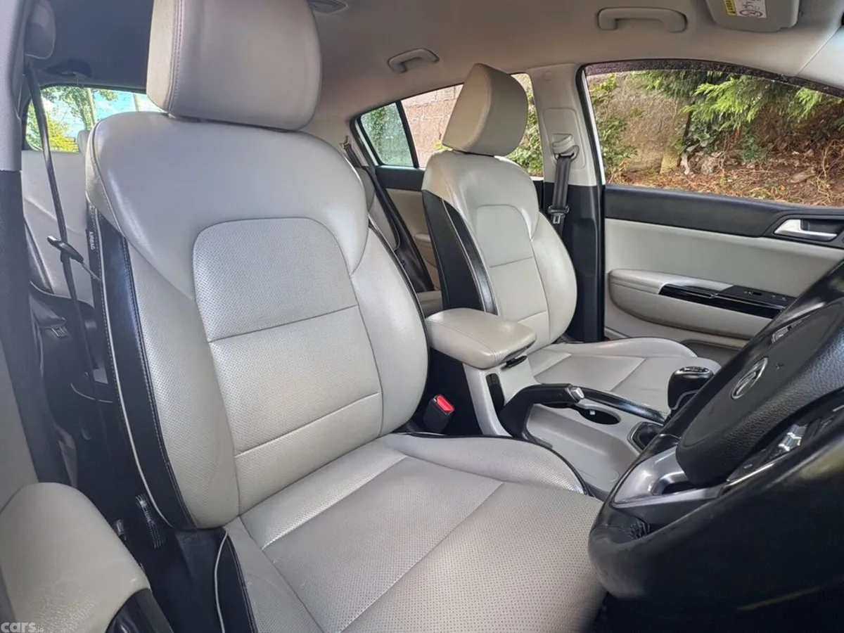 Kia Sportage SUV, Diesel Hybrid, 2021, White