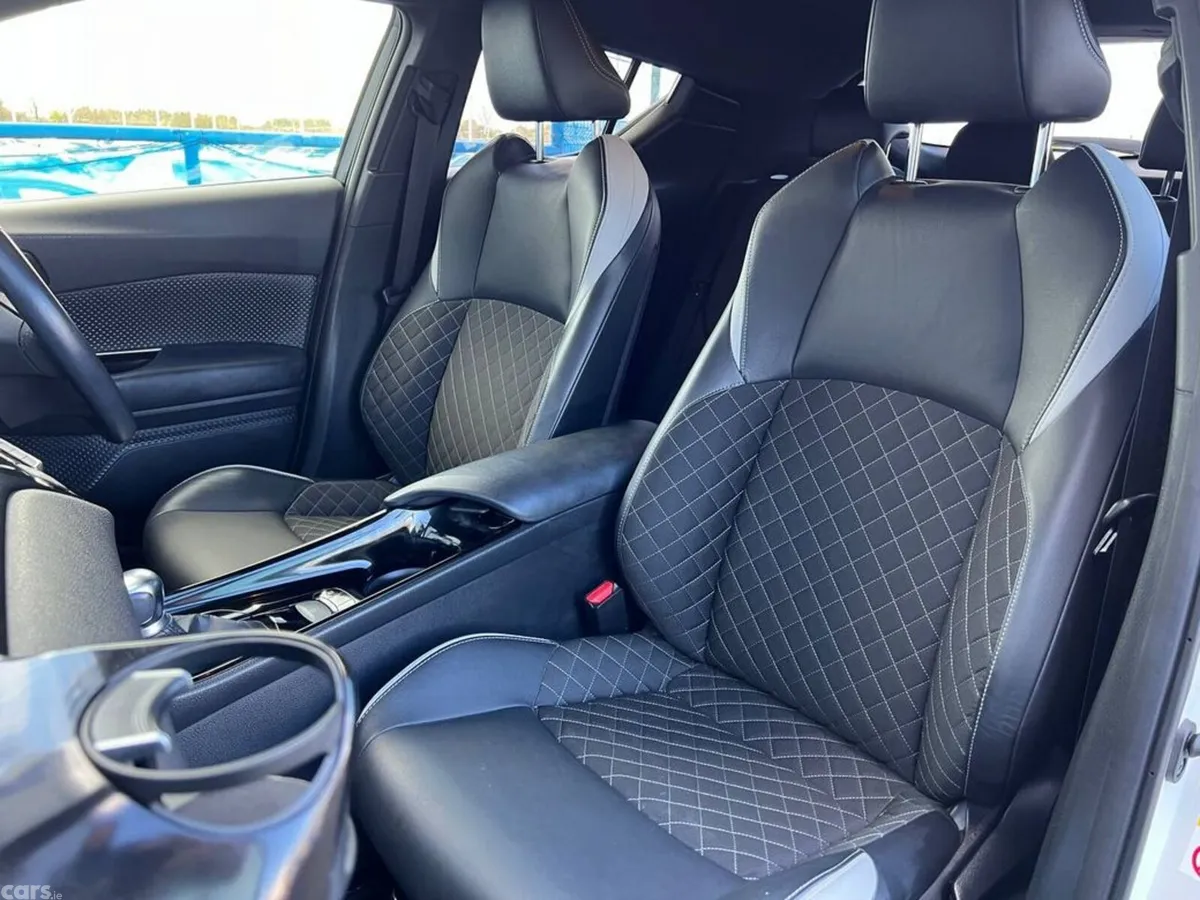 Toyota C-HR SUV, Petrol Hybrid, 2019, White
