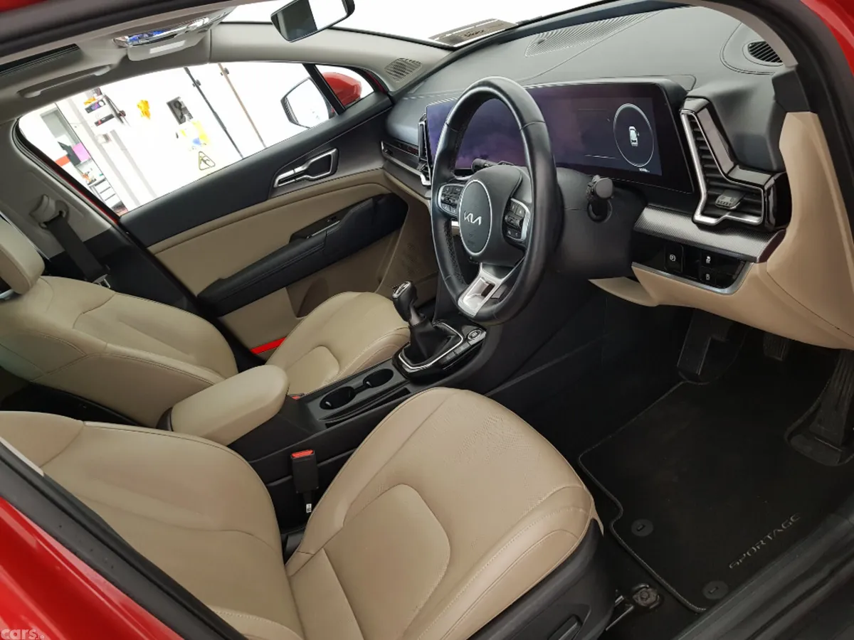 Kia Sportage MPV, Diesel, 2022, Red
