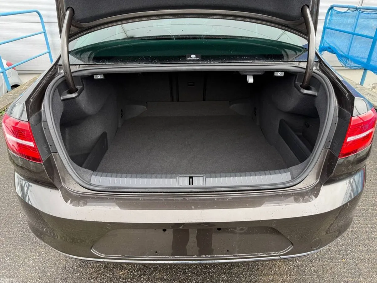 Volkswagen Passat Saloon, Petrol, 2018, Grey