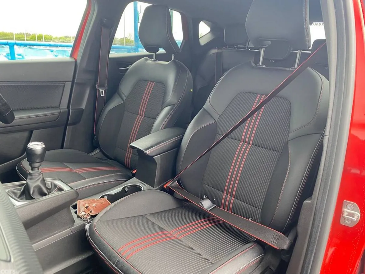 Renault Captur Hatchback, Petrol, 2023, Red