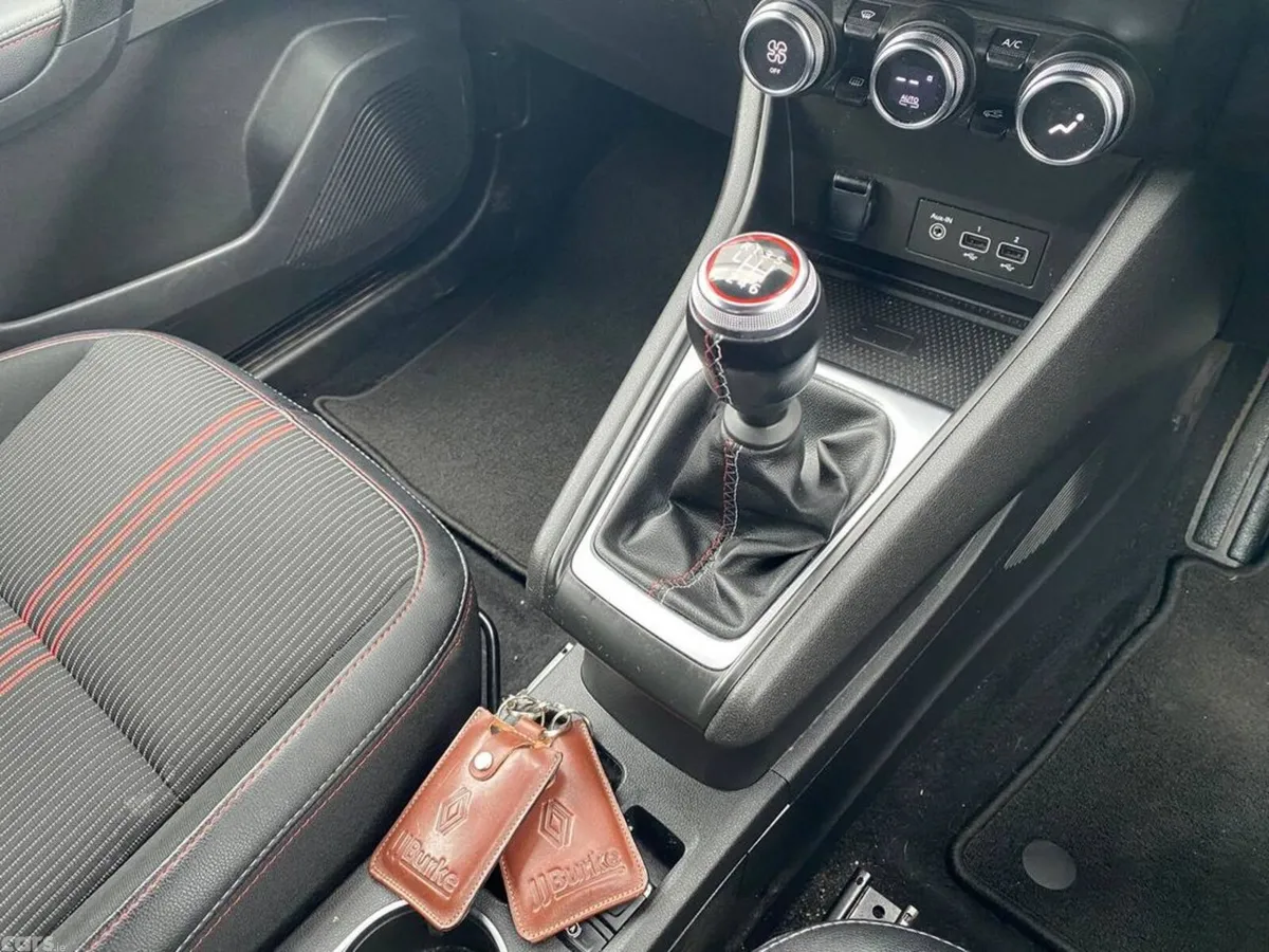 Renault Captur Hatchback, Petrol, 2023, Red