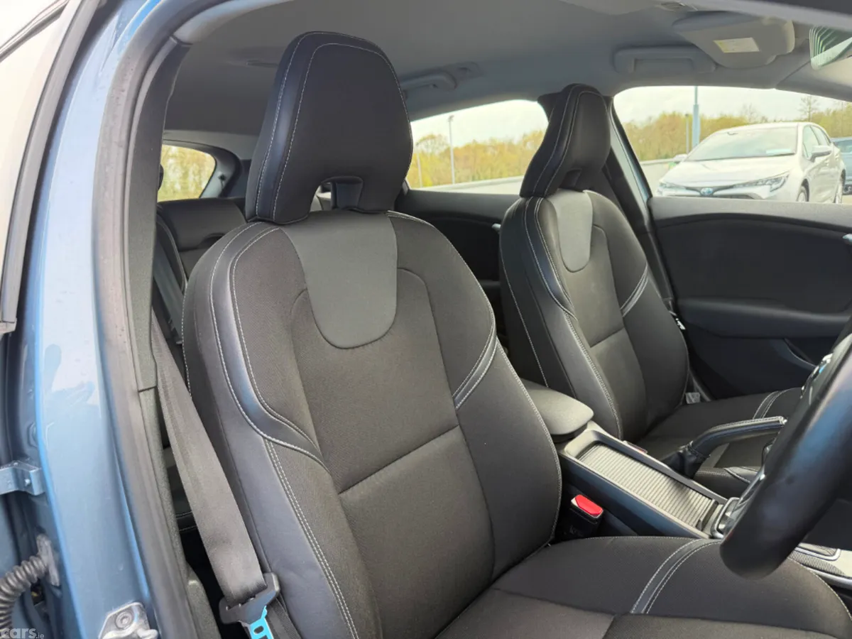 Volvo V40 Hatchback, Diesel, 2016, Blue