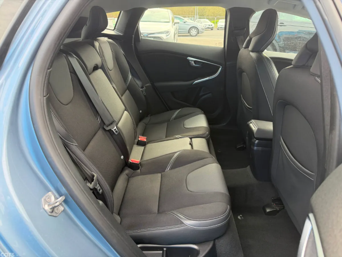 Volvo V40 Hatchback, Diesel, 2016, Blue