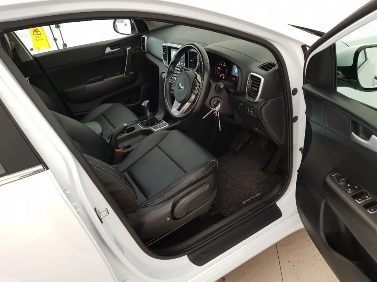 Kia Sportage MPV, Diesel, 2021, White