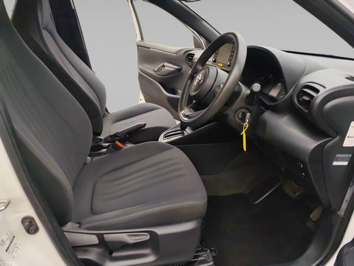 Toyota Yaris Hatchback, Petrol Hybrid, 2022, White