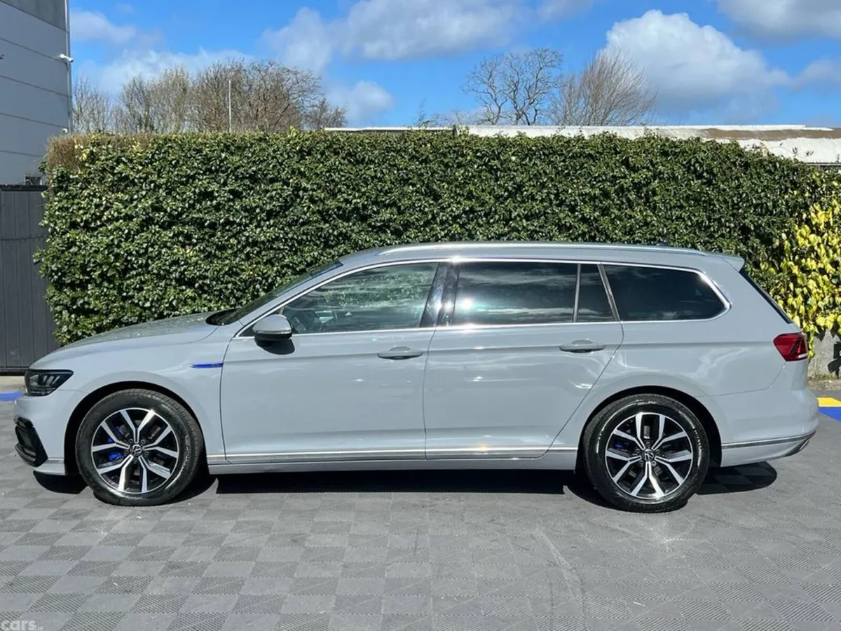 Volkswagen Passat Estate, Petrol Plug-in Hybrid, 2022, Grey