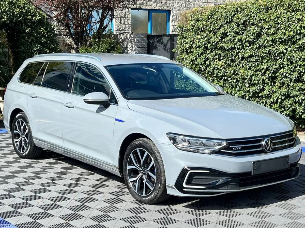 Volkswagen Passat Estate, Petrol Plug-in Hybrid, 2022, Grey