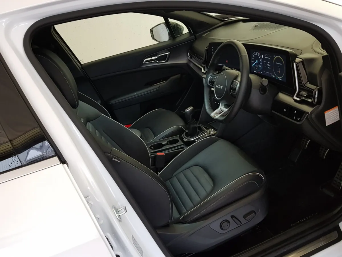 Kia Sportage MPV, Diesel Hybrid, 2025, White