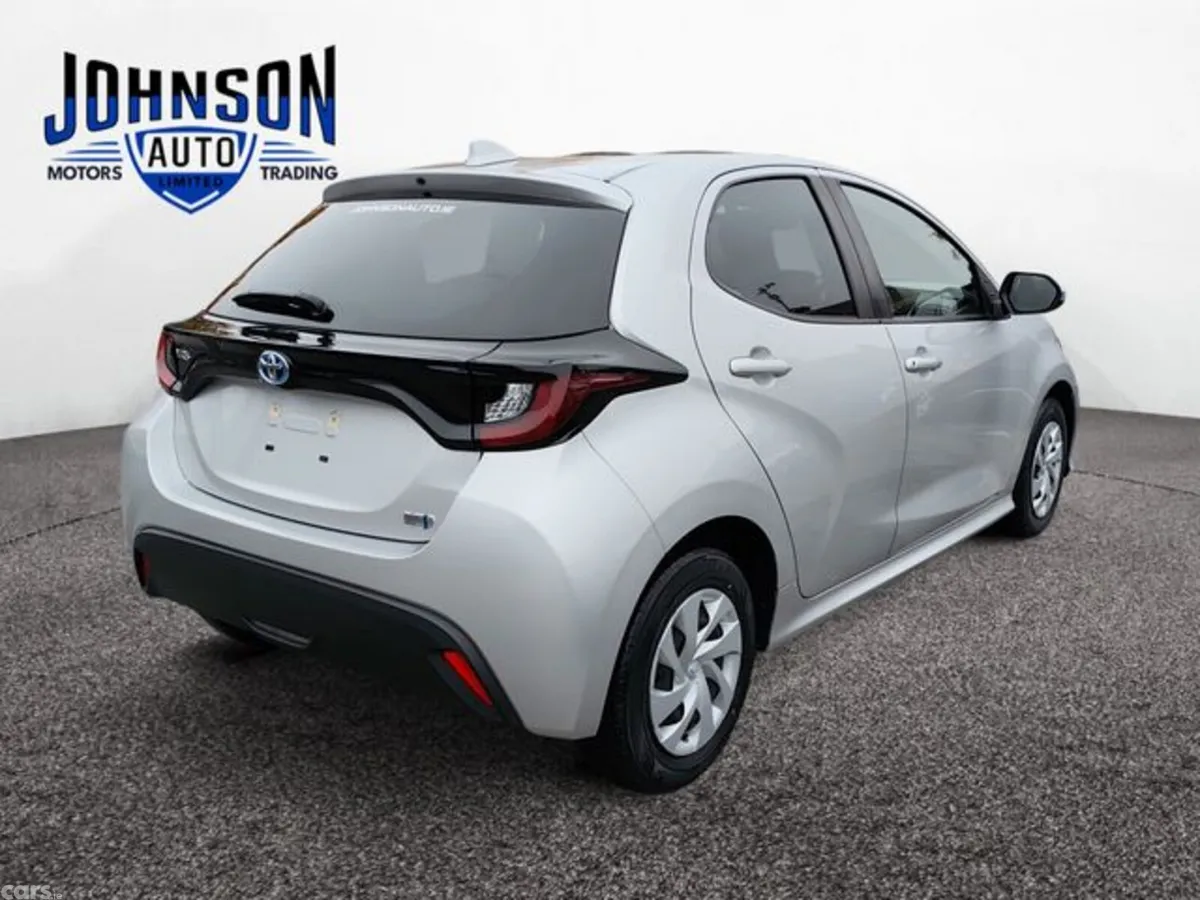 Toyota Yaris Hatchback, Petrol Hybrid, 2022, Silver