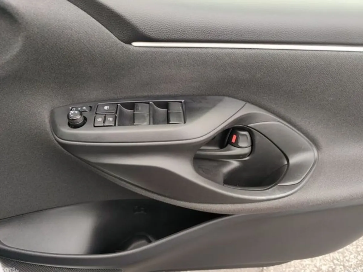 Toyota Yaris Hatchback, Petrol Hybrid, 2022, Silver