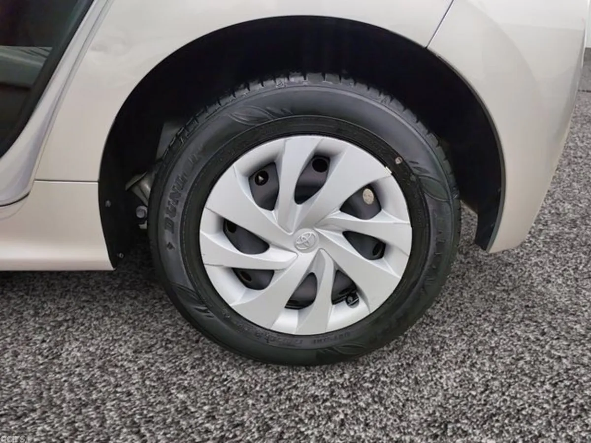 Toyota Yaris Hatchback, Petrol Hybrid, 2022, Silver