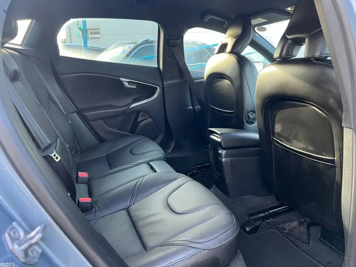 Volvo V40 Hatchback, Diesel, 2017, Blue