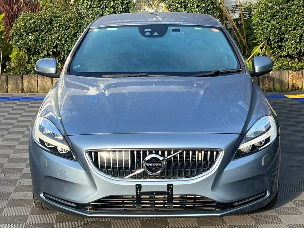 Volvo V40 Hatchback, Diesel, 2017, Blue