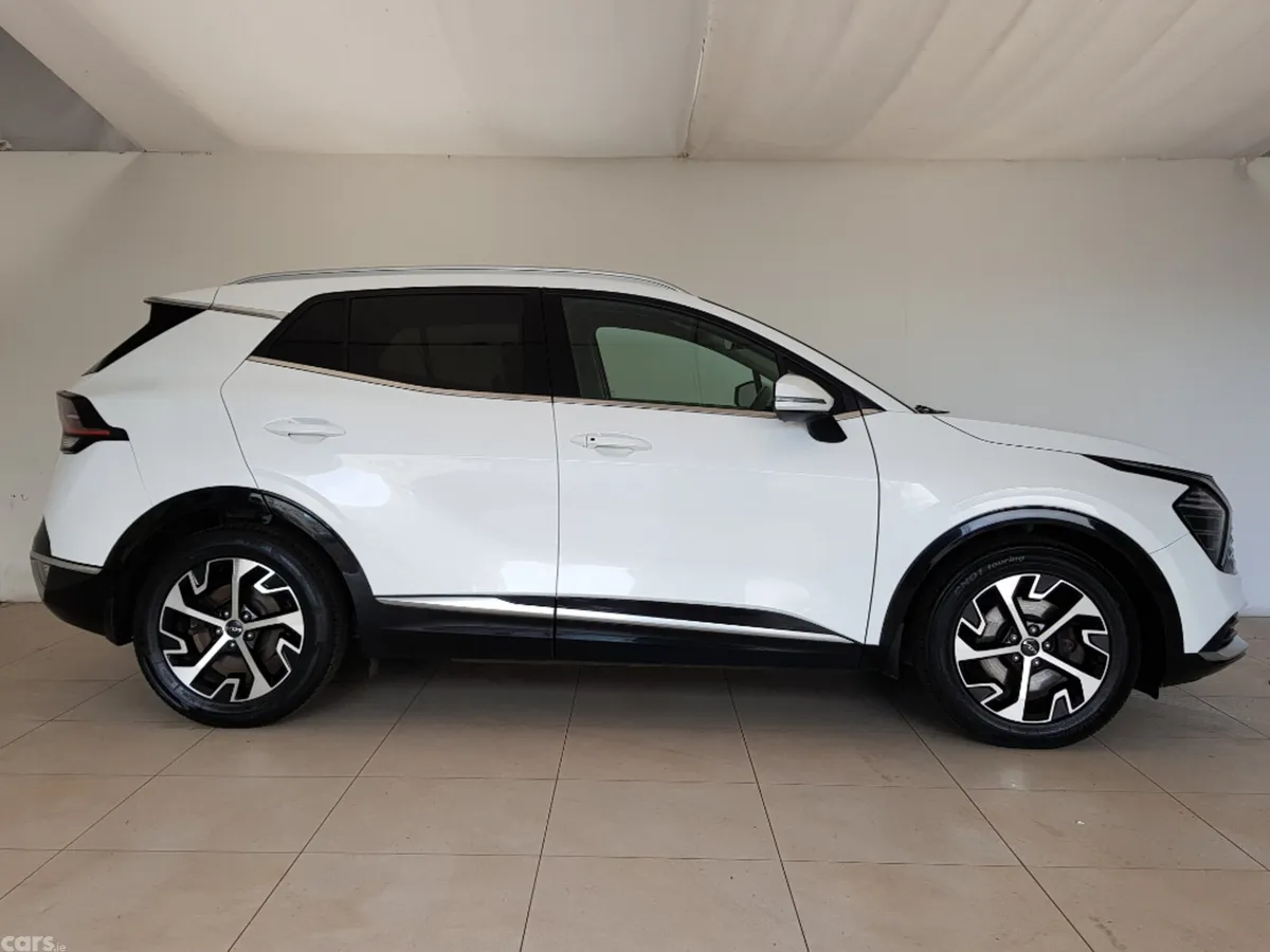 Kia Sportage MPV, Diesel Hybrid, 2023, White