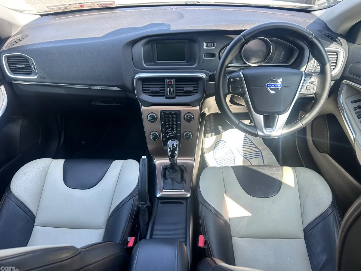 Volvo V40 Hatchback, Diesel, 2014, White