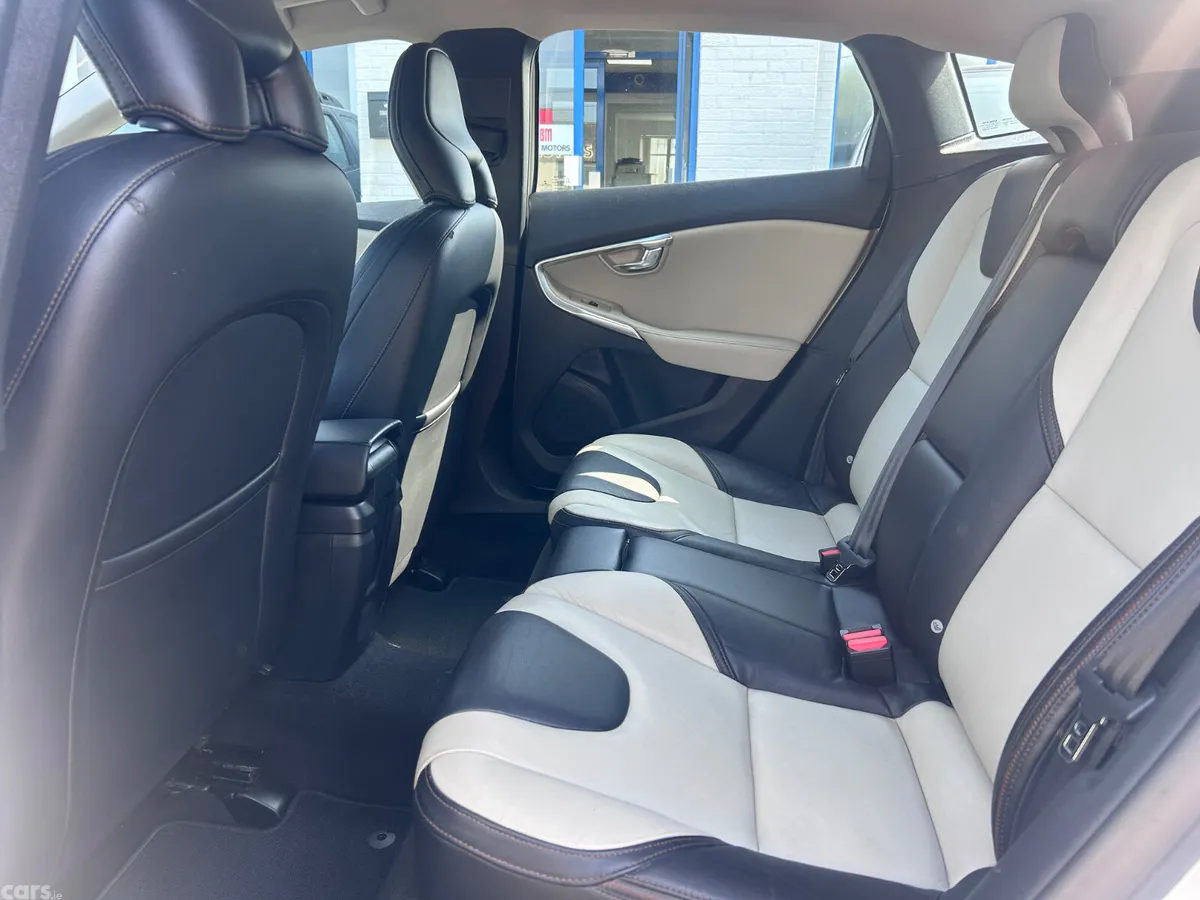 Volvo V40 Hatchback, Diesel, 2014, White