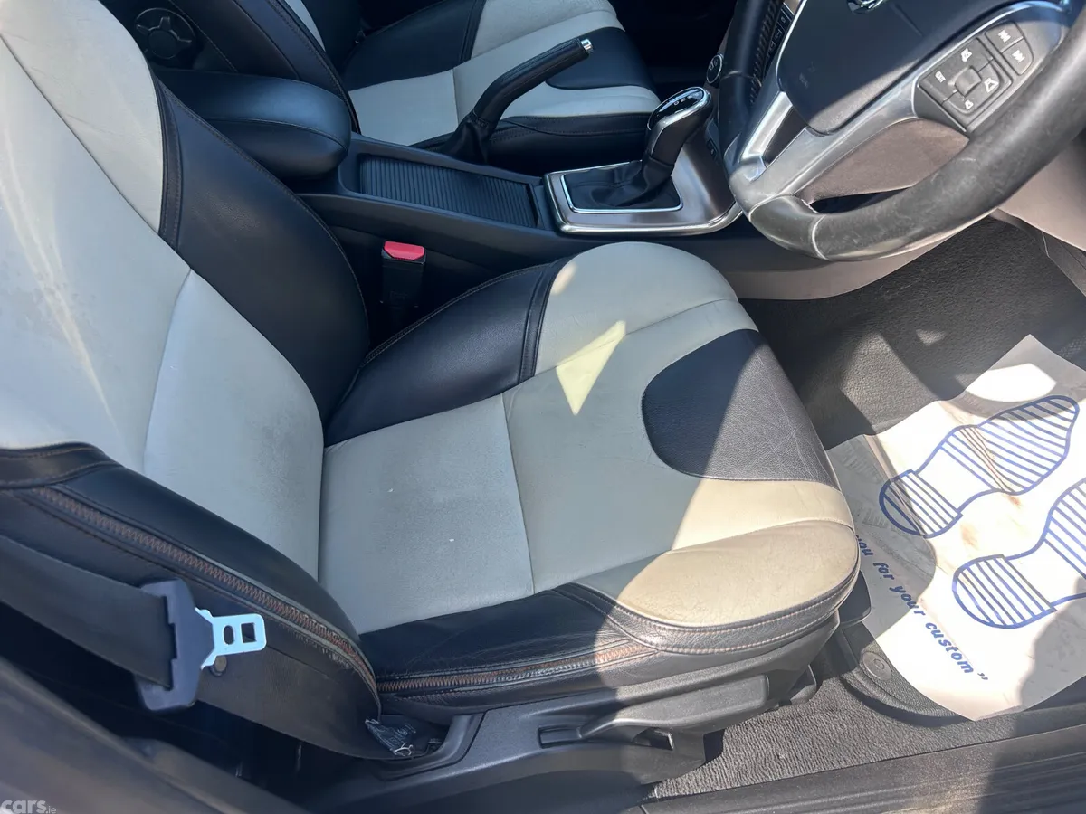 Volvo V40 Hatchback, Diesel, 2014, White